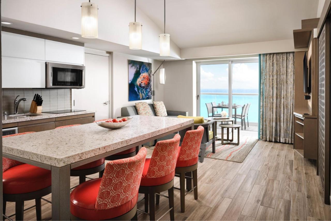 Three-Bedroom Villa with Balcony and Ocean View